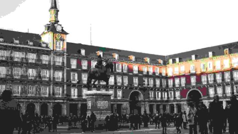 Sample/ people gathering near plaza 930595